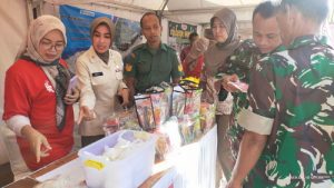 Read more about the article Anggota Kodim Ngawi bersama Masyarakat Geruduk Pasar Murah Ramadhan