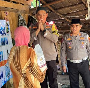 Read more about the article Polres Way Kanan salurkan Bantuan Sembako di Kampung Negeri Baru