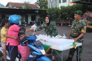 Read more about the article Berbagi Di Bulan Ramadhan, Dandim : Wujud Nyata Keakraban TNI dengan Rakyat
