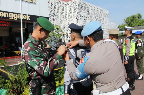 You are currently viewing Dandim 0806/Trenggalek bersama Forkopimda Hadiri Apel Gelar Pasukan Operasi Ketupat Semeru 2023