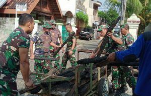 Read more about the article Anggota Koramil 01/Ngawi Bantu Bersihkan Puing-puing Sisa Kebakaran Rumah Warga