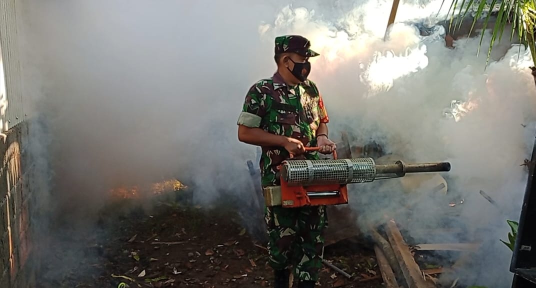 Read more about the article Cegah Demam Berdarah, Babinsa Sumberingin Dampingi Petugas Kesehatan Melaksanakan Fogging