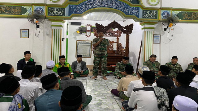 You are currently viewing Kunjungi Ponpes Darul A’mal, Danrem 043/Gatam  Motivasi Para Santri