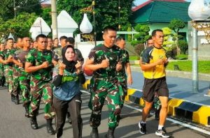 Read more about the article Mengenal Sosok Wanita yang Selalu di Barisan Terdepan Saat Anggota Korem 081/DSJ Lari Pagi