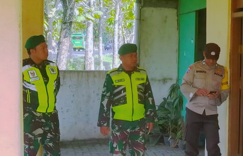 You are currently viewing Babinsa Koramil 04/Padas Laksanakan Pengamanan Ibadah Mingguan di Gereja