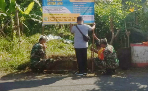 You are currently viewing Jalin Sinergitas, Serka Mustakin Kerja Bakti bersama Perangkat Desa
