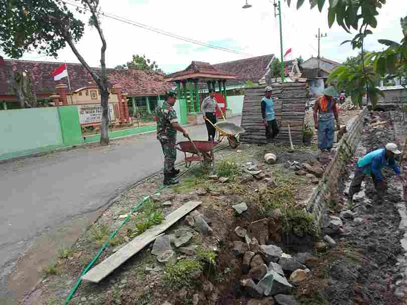You are currently viewing Babinsa Pagotan Gotong Royong Bersama Warga Perbaiki Saluran Air.
