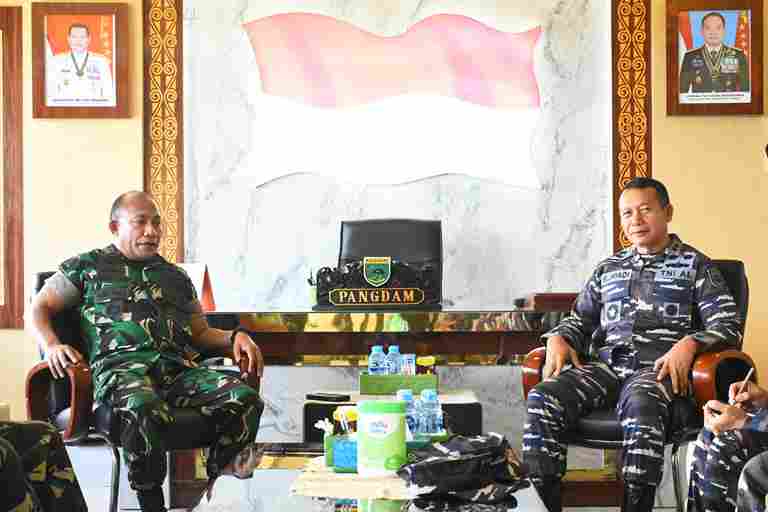 You are currently viewing Pangkoarmada III Temui Pangdam XVIII/Kasuari