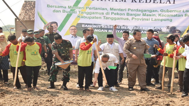 Read more about the article Danrem 043/Gatam Berikan Apresiasi Gerakan Tanam Kedelai