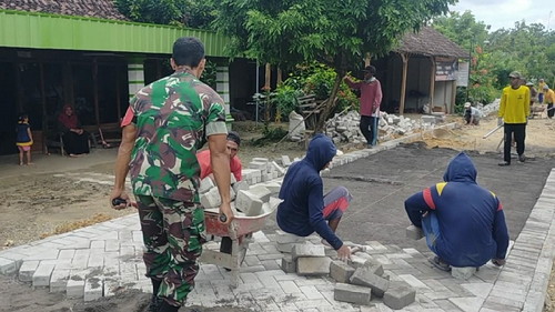 You are currently viewing Ciptakan Kemanunggalan, Babinsa Bringin bersama Warga Laksanakan Kerja Bakti