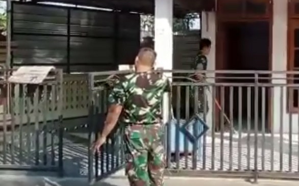 You are currently viewing Babinsa Kodim 0802/Ponorogo Bersihkan Mushala Bersama Warga