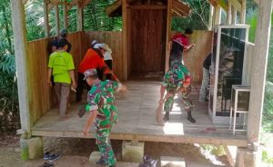 Read more about the article Anggota Koramil 0806/04 Bendungan dan Warga Bersatu untuk Wisata Putri Maron Desa Depok