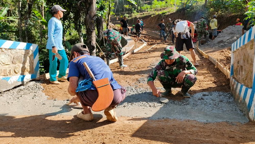 You are currently viewing Personil Kodim 0801/Pacitan Pra TMMD ke-117 bersama Warga Mulai Pengerjaan Pengecoran Jalan