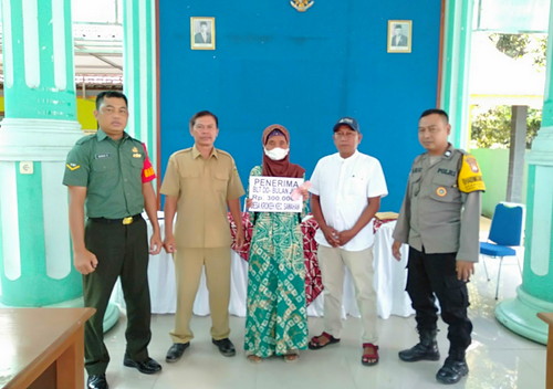 You are currently viewing Babinsa Desa Krokeh Dampingi Penyerahan BLT-DD