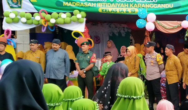 You are currently viewing Babinsa Karanggandu Bergabung dalam Lomba Bazar Murah MI Karanggandu