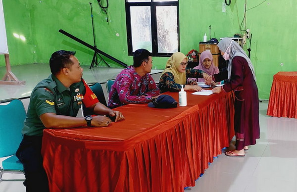 Read more about the article Babinsa Lebakayu Dampingi Penyerahan BLT-DD Bagi Warga Kurang Mampu