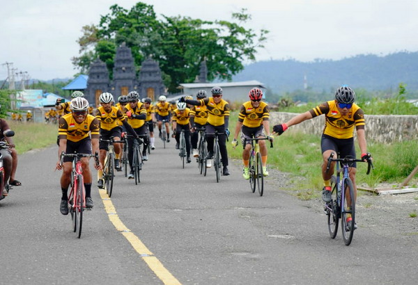 You are currently viewing HUT Bhayangkara Ke 77, Pangdam Kasuari Fun Bike bersama Kapolda Papua Barat