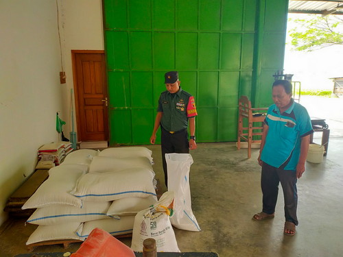 Read more about the article Babinsa Koramil Karangjati Pastikan Stok Beras Yang Ada di Wilayah Binaannya Aman