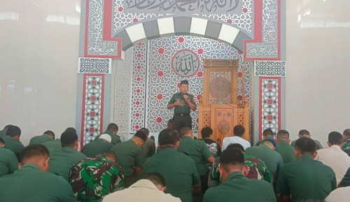 Read more about the article Pencerah Anggota Korem 081/DSJ, Kabintal Berpesan: Jadilah Manusia  Yang Selalu Bersyukur