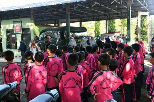 You are currently viewing Siswa SDIT Qurrata A’yun Kunjungi Kodim 0802/Ponorogo