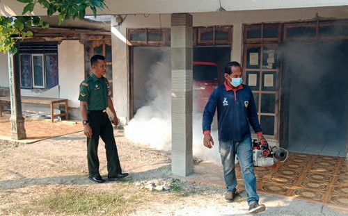 You are currently viewing Antisipasi Demam Berdarah, Babinsa Karangrejo Dampingi Fogging