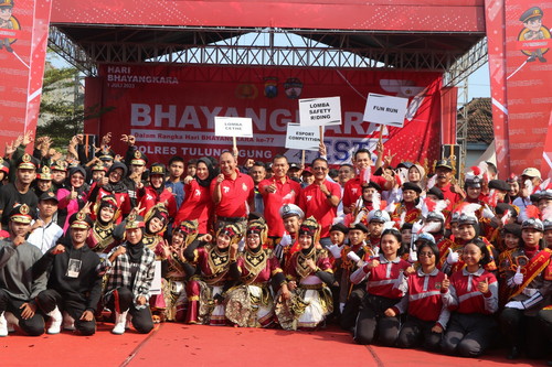 Read more about the article Dandim Dampingi Kapolres Tulungagung Buka Bhayangkara Festival