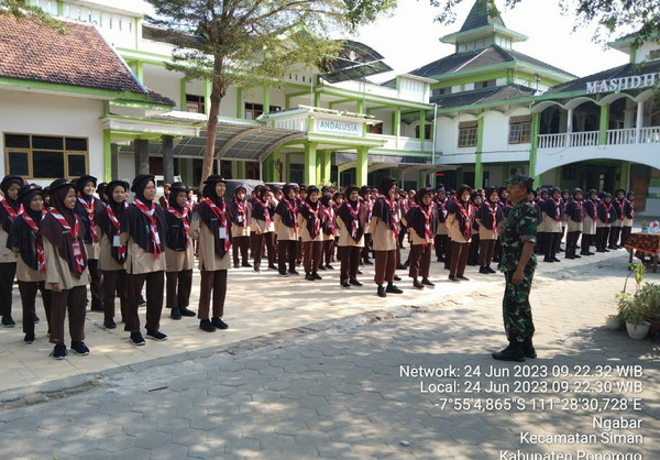 Read more about the article Anggota Kodim 0802/Ponorogo Latih Baris Berbaris Santriwati Pondok Walisongo