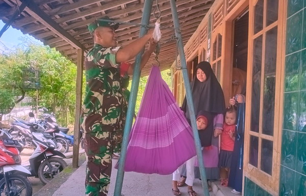 Read more about the article Babinsa Koramil 0805/12 Mantingan Dampingi Kegiatan Posyandu