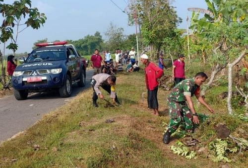 You are currently viewing Ciptakan Lingkungan Bersih, Babinsa Koramil 02/Madiun Laksanakan Kerja Bakti