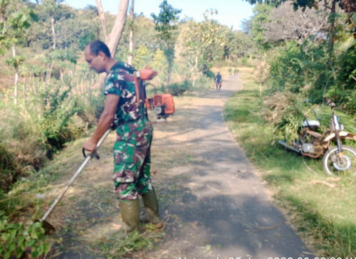 Read more about the article Babinsa Kodim 0802/Ponorogo Kerja Bakti Bersihkan Lingkungan bersama Warga