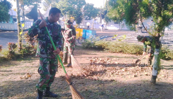 You are currently viewing Mengenang Pahlawan: Koramil 0806/01 Trenggalek Beraksi untuk Menjaga Keindahan Taman Makam Pahlawan