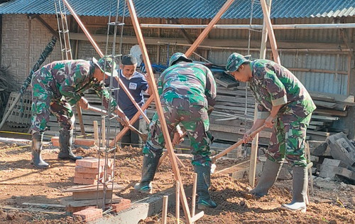 You are currently viewing Kerja Keras Bangun RTLH Pada Program Pra TMMD Ke-117 Kodim 0801/Pacitan