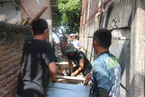 Read more about the article Gotong-Royong Bersama Warga Satgas TMMD Laksanakan Rabat Beton di Areal Kampung Baru III