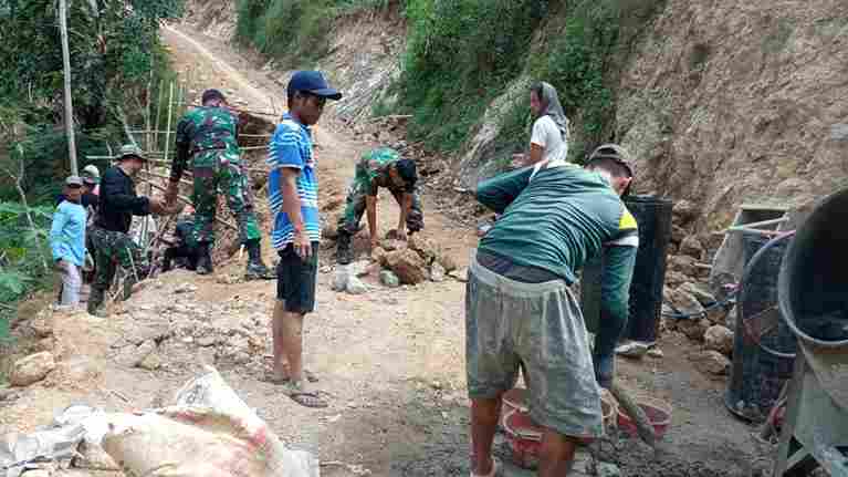 You are currently viewing Personil Pra TMMD Ke-117 Kodim 0801/Pacitan Gotong Royong Kerjakan Talud