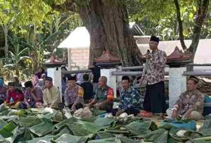 Read more about the article Lestarikan Budaya Kearifan Lokal, Babinsa Putat Hadiri Selamatan dan Doa Bersama