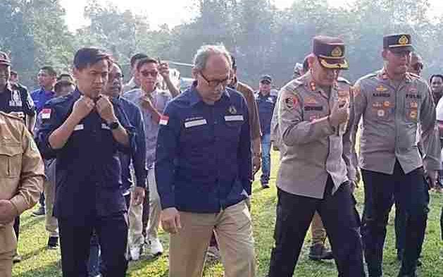 You are currently viewing Kapolres Muba Dampingi Dirjen Migas Kementrian ESDM Tinjau Sumur Minyak Ilegal