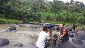 Read more about the article Waspada Banjir, Babinsa Koramil 410-03/TBU bersama Lurah dan Warga Gotong-royong Bersihkan Sungai