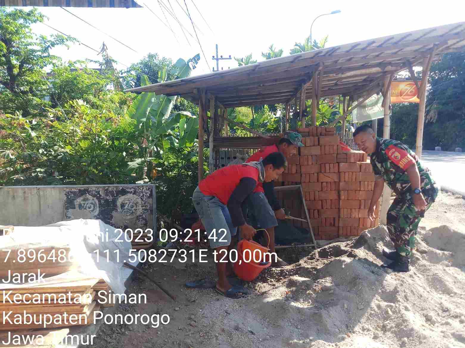 Read more about the article Babinsa Kodim 0802/Ponorogo Bantu Warga Bangun MCK