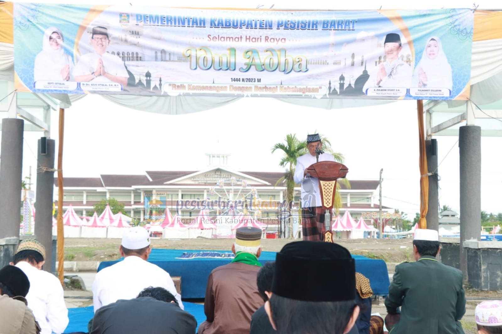 Read more about the article Pemkab Pesibar Gelar Sholat Idul Adha 1444H, Bupati: Momen Asah Keikhlasan dan Kepedulian Terhadap Sesama