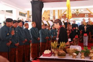Read more about the article Dandim bersama Ketua Persit KCK Cabang XIX Dim Ngawi Ngawi Hadiri Jamasan Pusaka