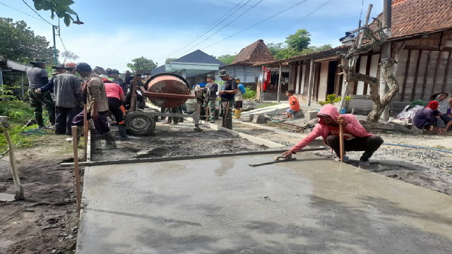 Read more about the article Pengecoran Jalan TMMD Reguler Ke-117 Desa Cangkring Mulai Nampak Hasilnya