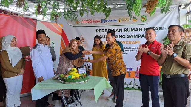 Read more about the article BSI New Normal dan CCEP Indonesia Resmikan Rumah Kreasi Daur Ulang Sampah “Sekar Handycraft”