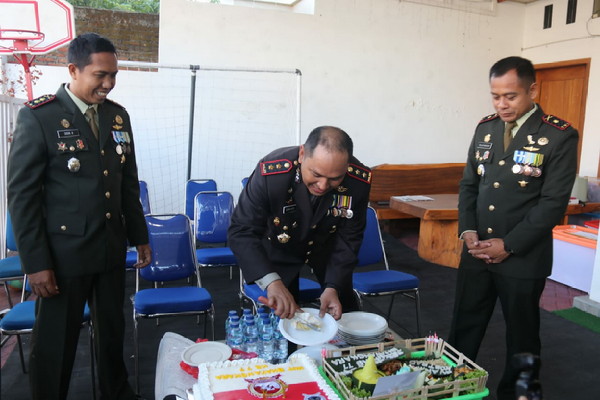 Read more about the article HUT Bhayangkara Ke 77, Dandim Ngawi bersama Anggota Berikan Surprise