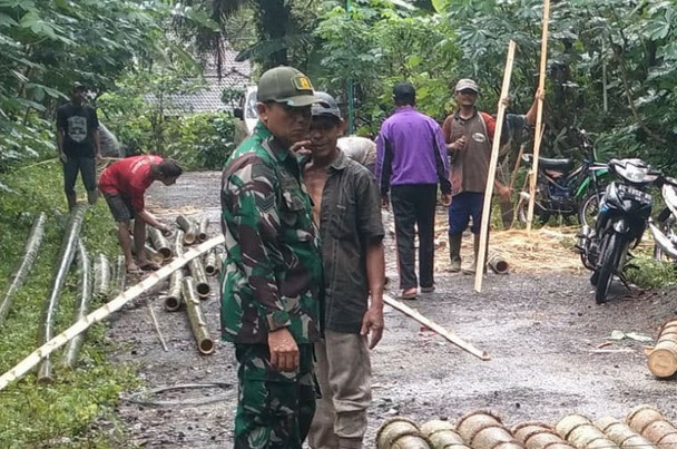 Read more about the article Babinsa Koramil 0806/07 Watulimo dan Warga Padu Bahu-membahu Bangun Jembatan Darurat