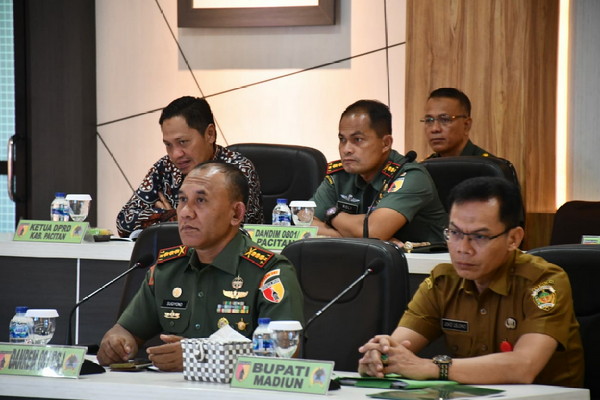 You are currently viewing Dandim 0801/Pacitan bersama Danrem 081/DSJ Ikuti Rakornis TMMD Ke- 117 Tahun 2023