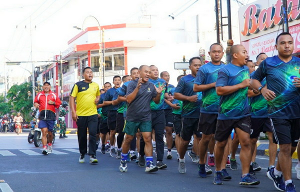 Read more about the article Danrem 081/DSJ Pimpin Lari Pagi Keliling Kota Madiun