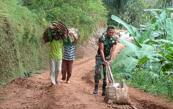 You are currently viewing Lansir Material Batu Ke Titik Sasaran, Kegiatan Pra TMMD Ke-117 Kodim 0801/Pacitan