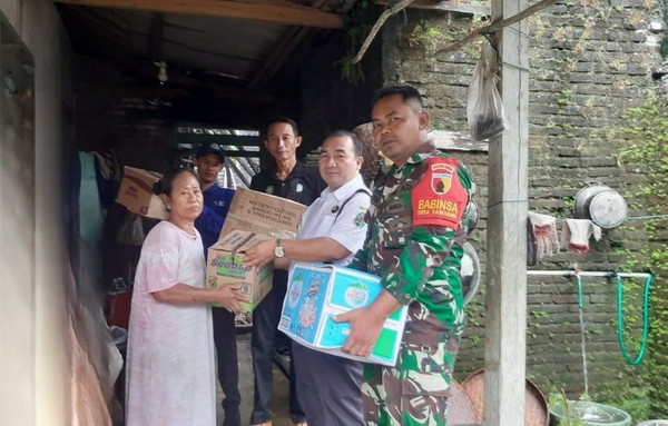 You are currently viewing Kepedulian Babinsa Sawahan dalam Membantu Korban Bencana