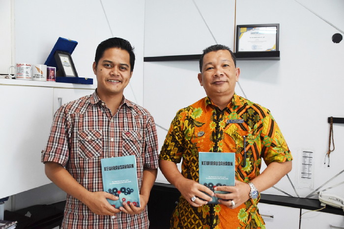 You are currently viewing Dosen Lintas Prodi IIB Darmajaya Terbitkan Buku “Kewirausahaan”