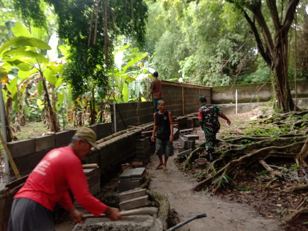 You are currently viewing Babinsa Kertobanyon Gotong Royong Bersama Warga Bangun Pagar Pemakaman Umum